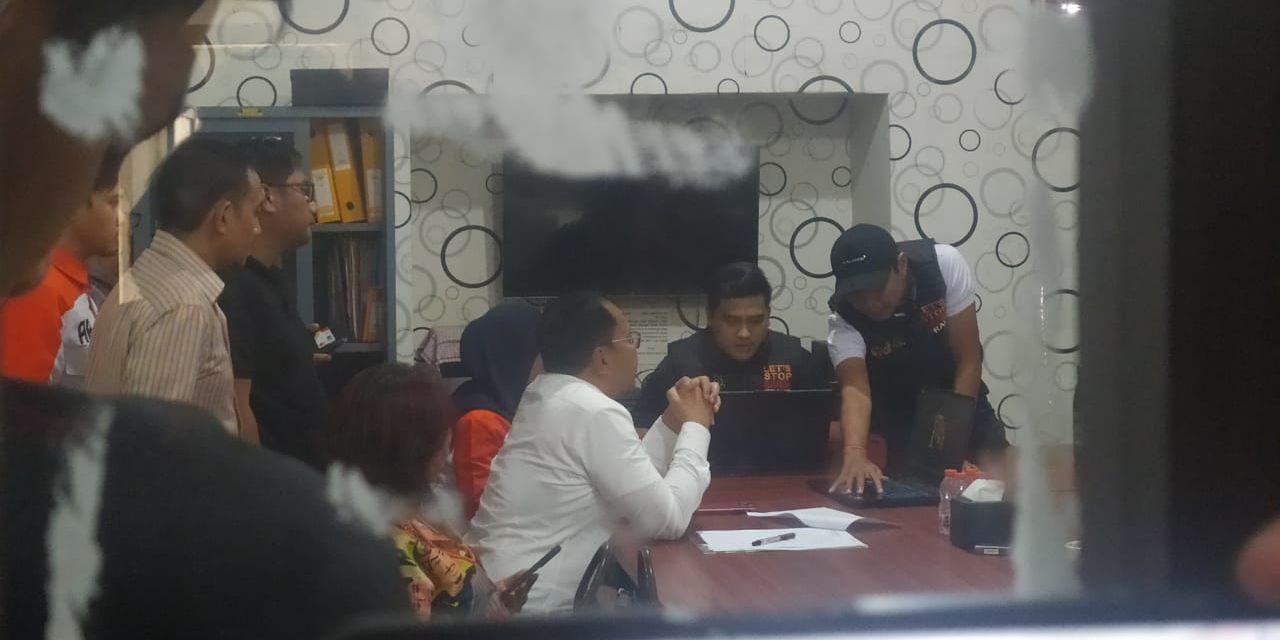 Potret Cagub Sulsel Nomor Urut 1 Diperiksa Bawaslu di Ruangan Penyidik, Ditanya-tanya Sambil Berdiri