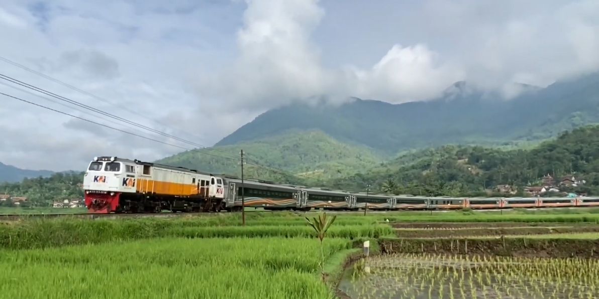 Viral di Media Sosial Tiber Kadungora Garut, Tikungan Kereta Api Terindah di Jawa Barat