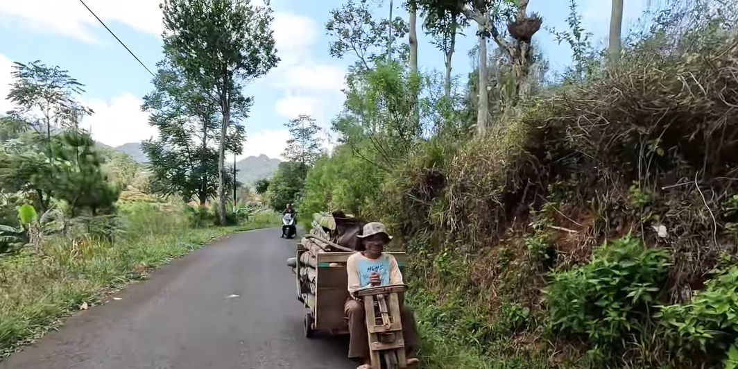 Kreatif Banget, Warga Sumedang Bikin “Truk” Kayu Tanpa Mesin untuk Bantu Ngarit