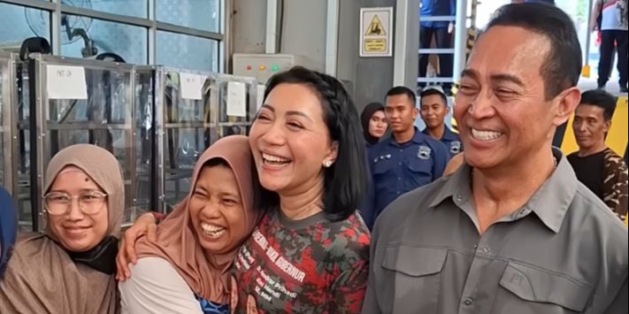 ⁠Curhat Andika Perkasa Bingung Warga Selalu Kegirangan Bertemu Istrinya 'Pamor Istri Enggak Kalah sama Saya'