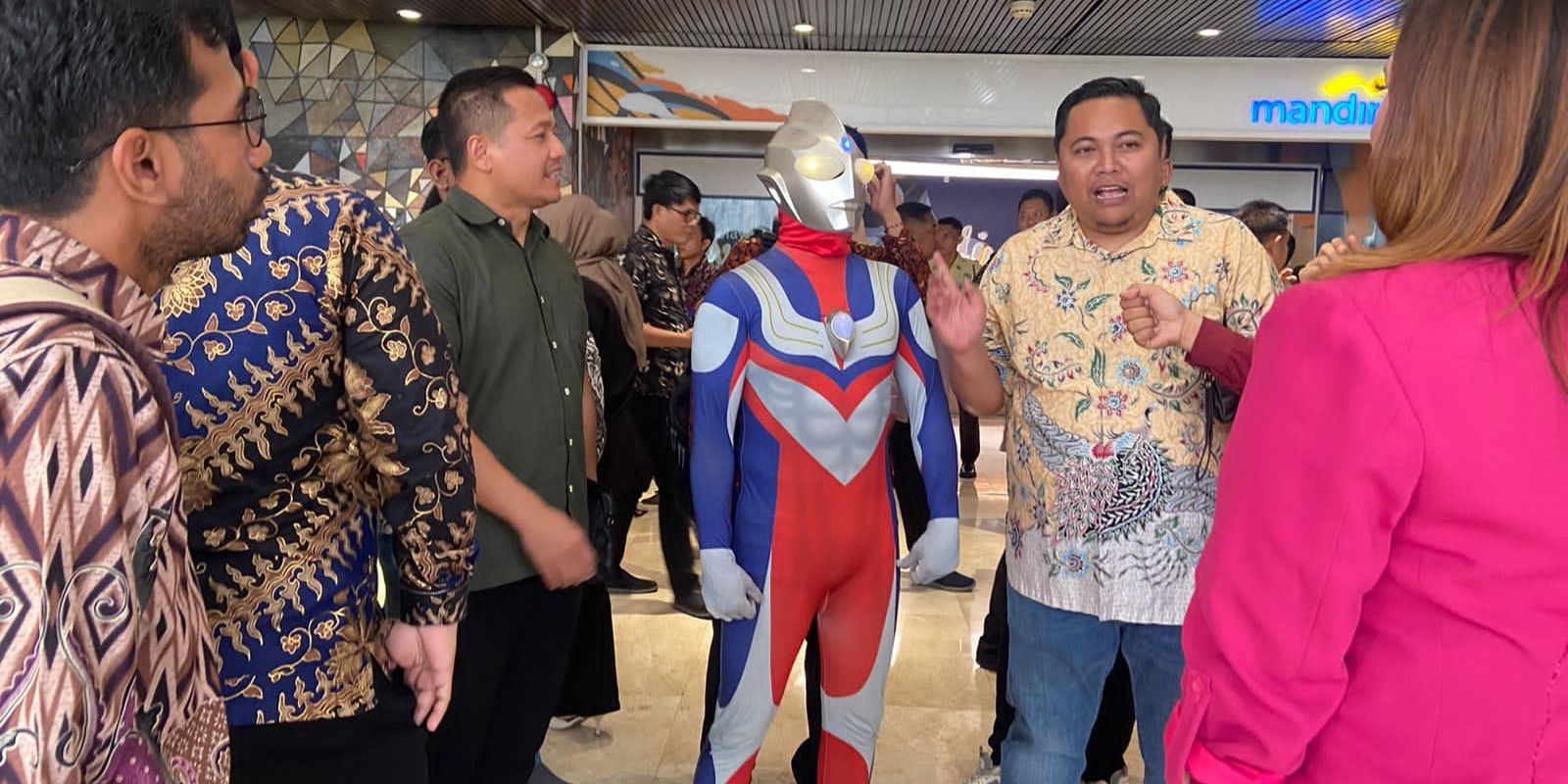 Luar Biasa, Anggota DPR Berkostum Ultraman Ternyata Punya Kekayaan Rp3,8 MIliar dan Tak Punya Utang