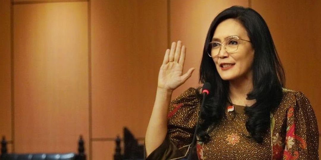 Tampil Anggun Pakai Kebaya Merah saat Ucapkan Sumpah Jabatan, Rieke 'Oneng': Mohon Maaf Masih Banyak Kekurangan