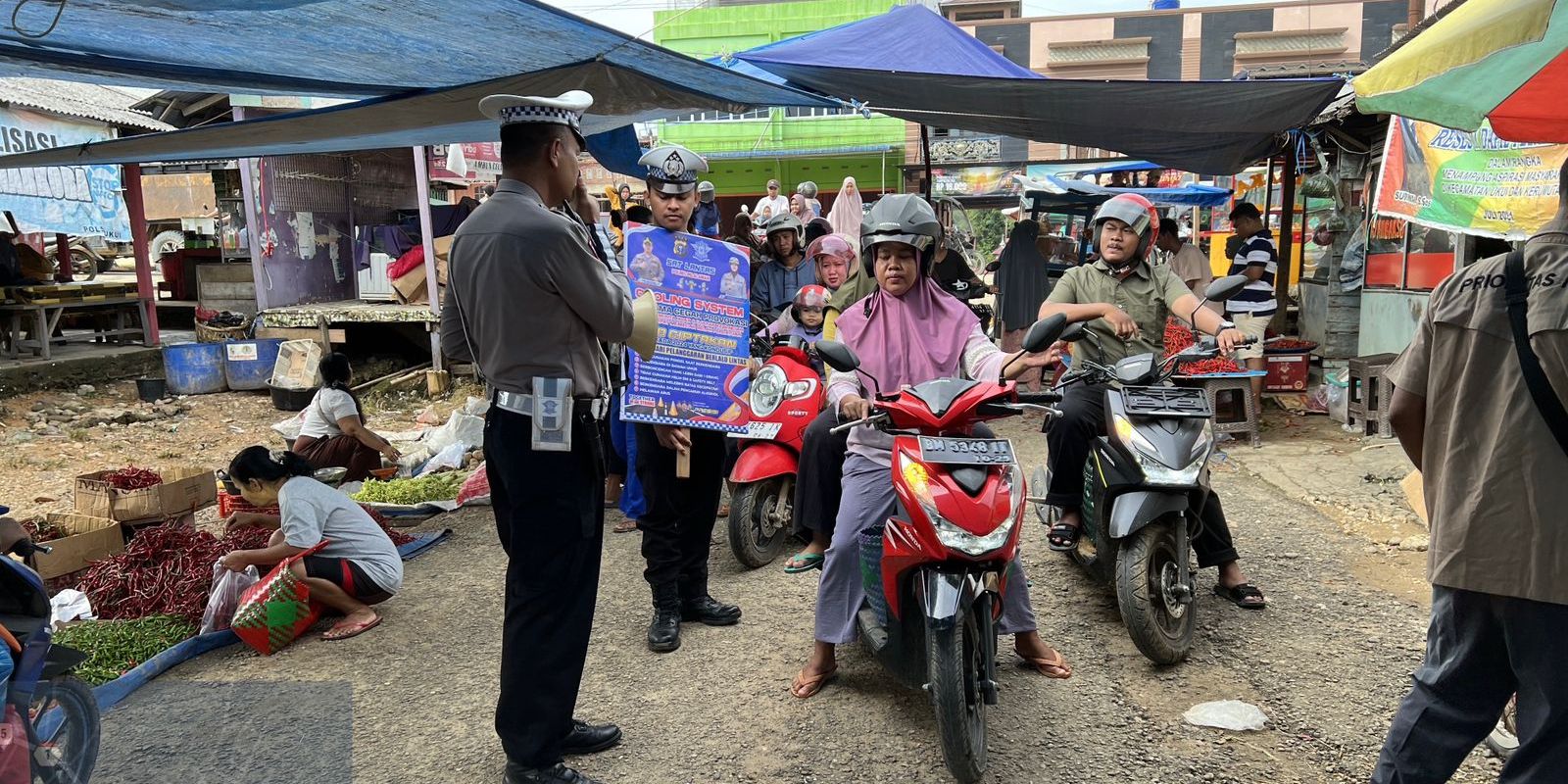 Aksi Polisi Datangi Pasar Ajak Warga Pelalawan Jangan Terhasut Info Hoaks Pilkada