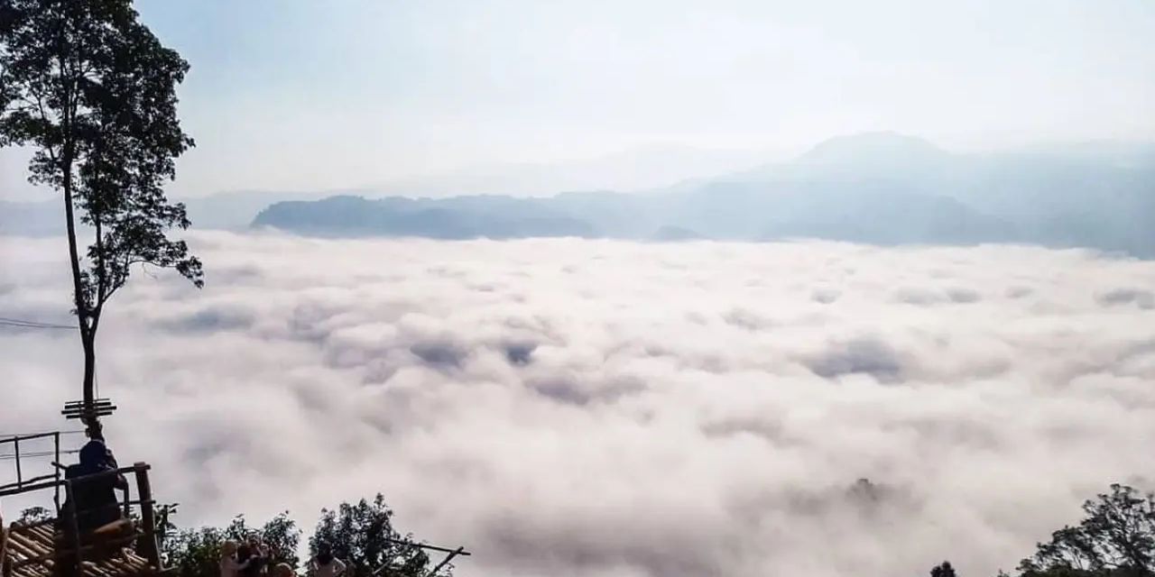 Keindahan Gunung Luhur Bak Negeri di Atas Awan, Bisa Jadi Alternatif Healing saat Weekend