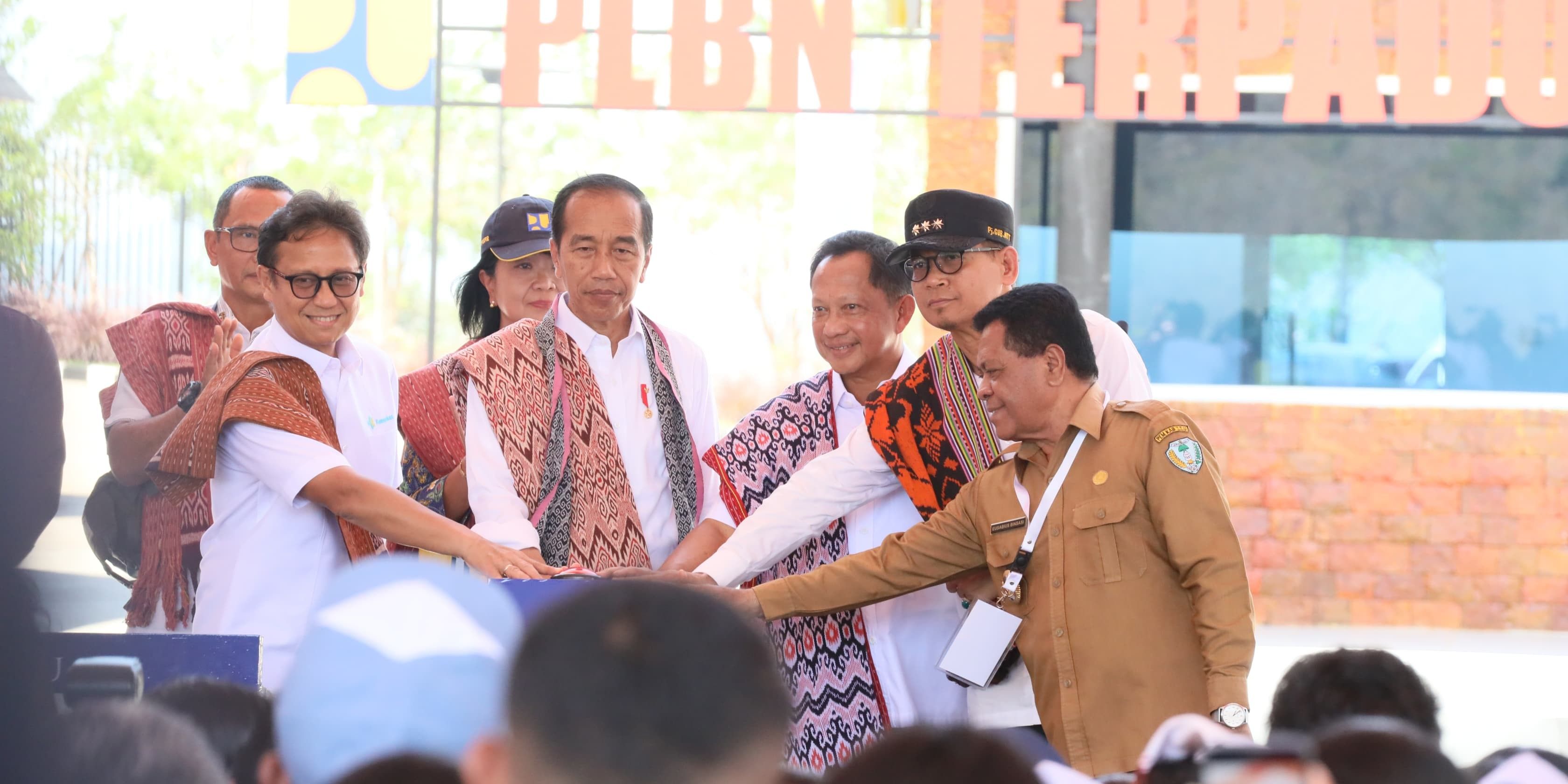 Mendagri Dampingi Presiden Jokowi Resmikan 7 PLBN Secara Serentak