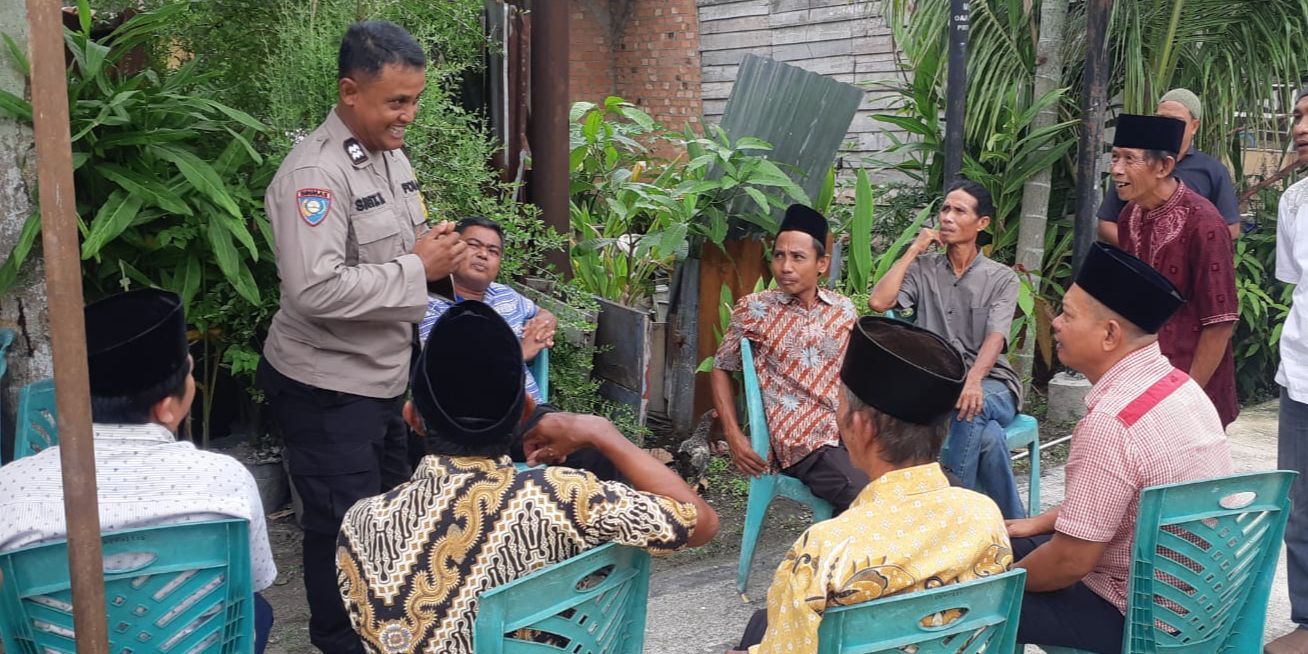 Diselingi Tawa, Begini Aksi Bhabinkamtibmas Ajak Warga Kawal Pilkada Damai