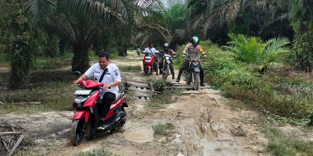 TNI Polri Susuri Jalan Ekstrem ke Desa Terpencil di Pelalawan Demi Pilkada Damai