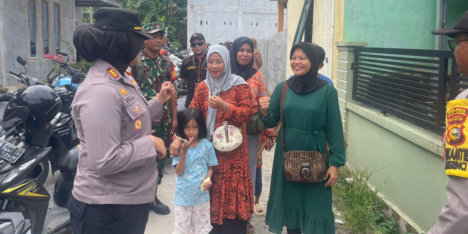 Polwan Datangi Permukiman Padat Penduduk Ajak Emak-Emak Jadi Pemilih Cerdas