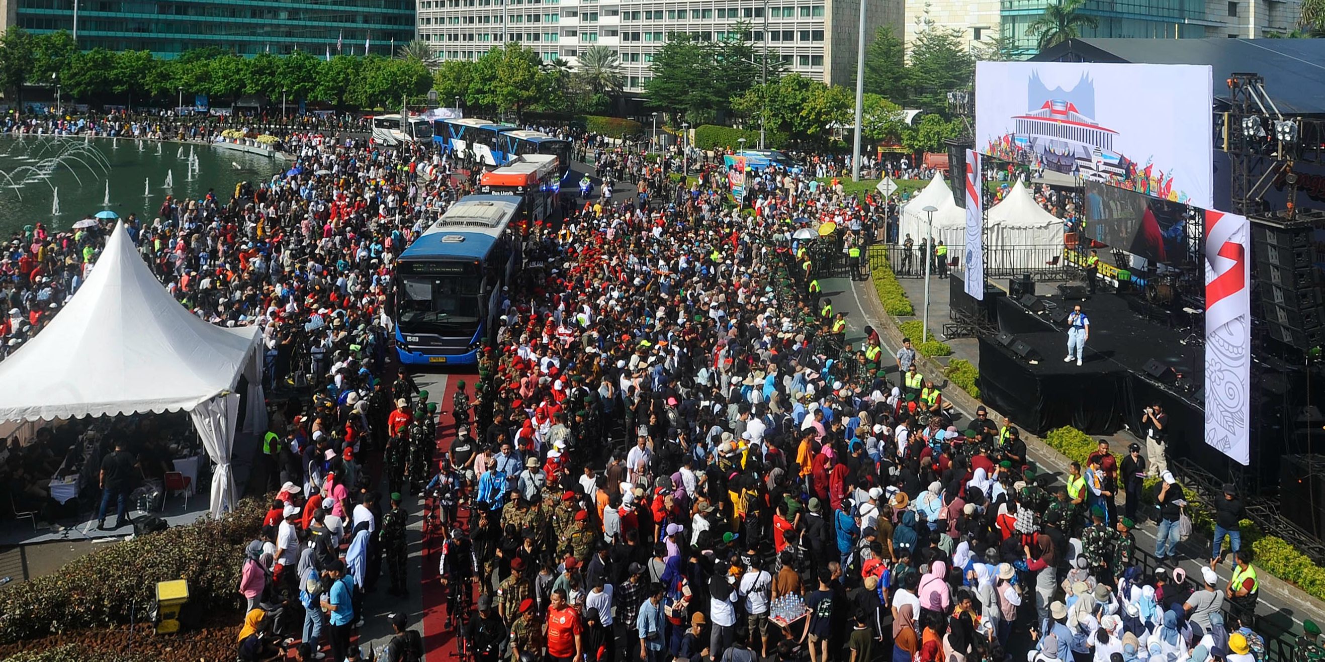 FOTO: Antusiasme Warga Padati Panggung Pesta Rakyat Prabowo-Gibran di Bundaran HI