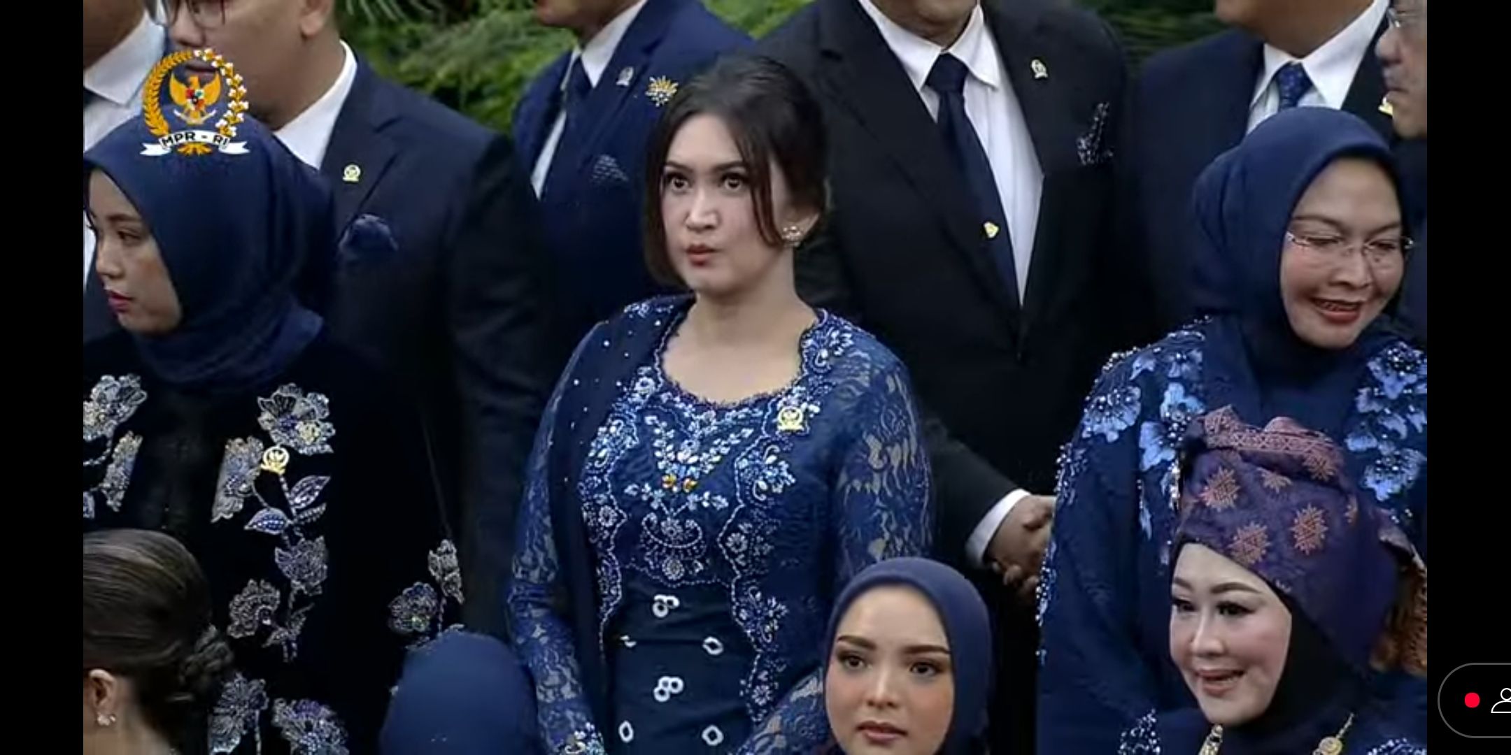 Cantik dan Memesona, Potret Nafa Urbach Mengenakan Kebaya Warna Biru saat Hadiri Pelantikan Prabowo-Gibran