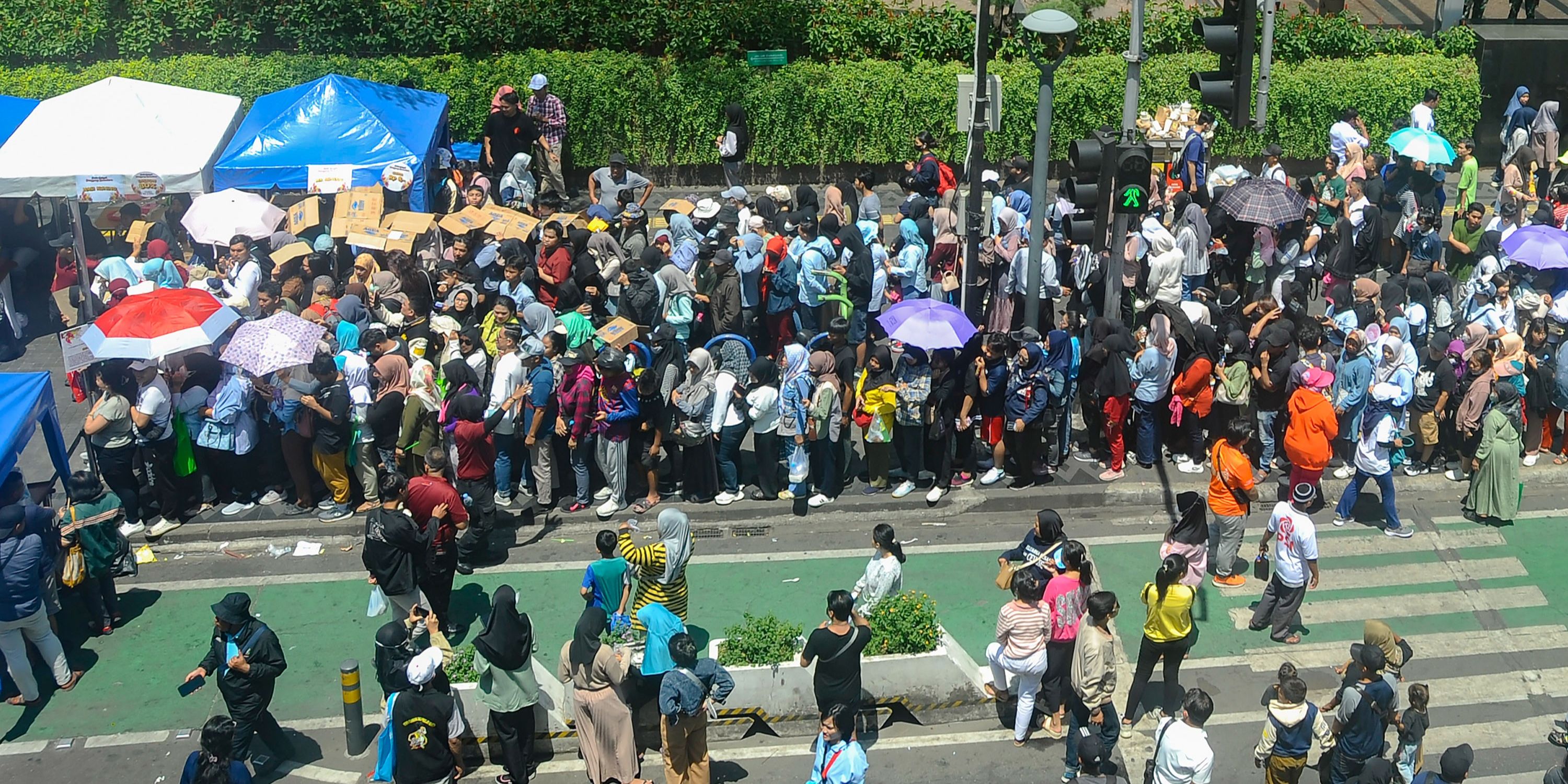 FOTO: Antrean Warga Mengular Serbu Stand UMKM yang Ramaikan Pesta Rakyat Prabowo-Gibran di Bundaran HI