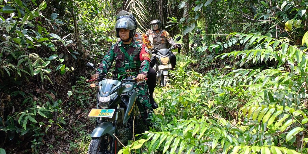 Terobos Hutan Belantara, TNI-Polri Sampaikan Pesan Pilkada Damai hingga ke Pelosok Desa