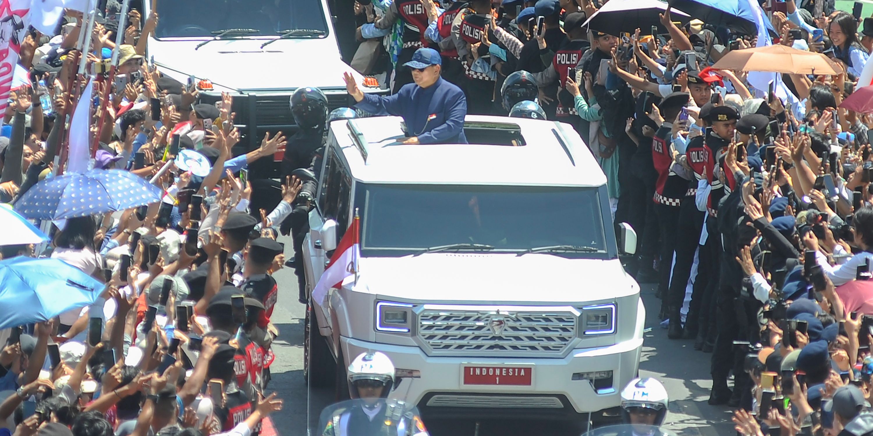 FOTO: Dari Atas Garuda Putih, Presiden Prabowo Panas-panasan Sapa Warga yang Padati Jalanan Menuju Istana Merdeka