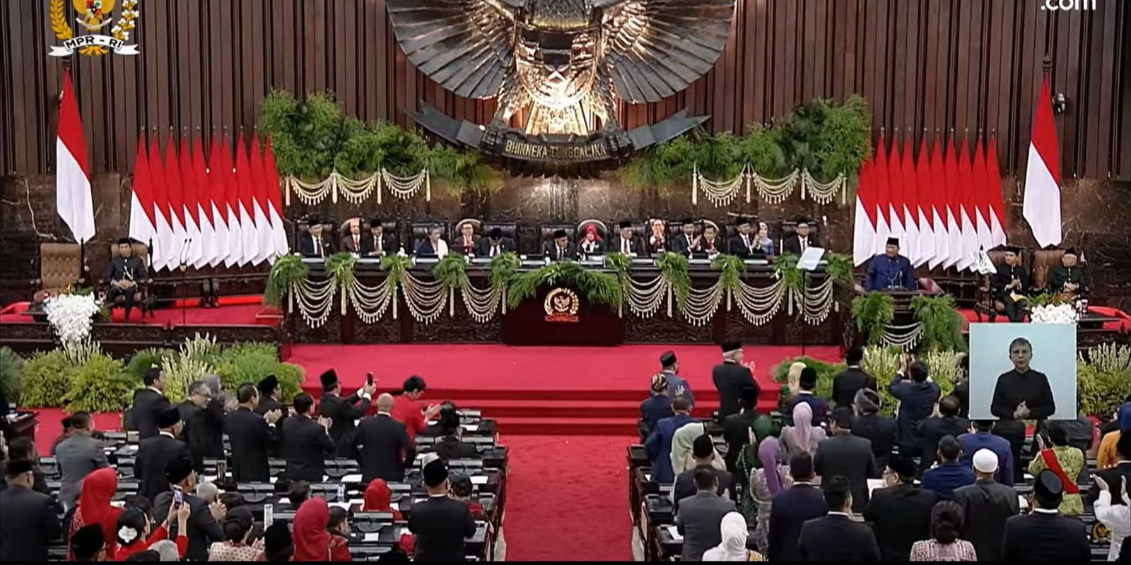 Ramai-Ramai Kader PDIP ‘Standing Ovation’ saat Prabowo Pidato Sindir Kerja untuk Kerabat