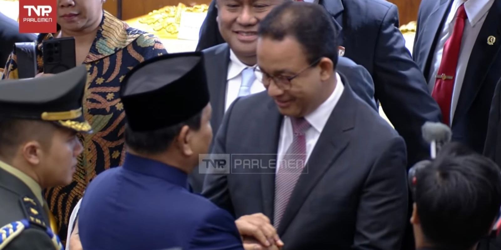 Momen Akrab Prabowo dan Anies Baswedan, Saling Genggam Tangan