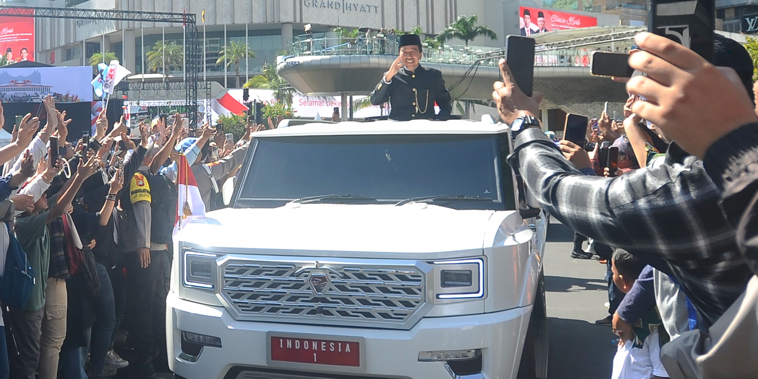 FOTO: Pulang ke Solo, Momen Terakhir Jokowi Pamitan ke Warga dari Atas Garuda Putih Prabowo