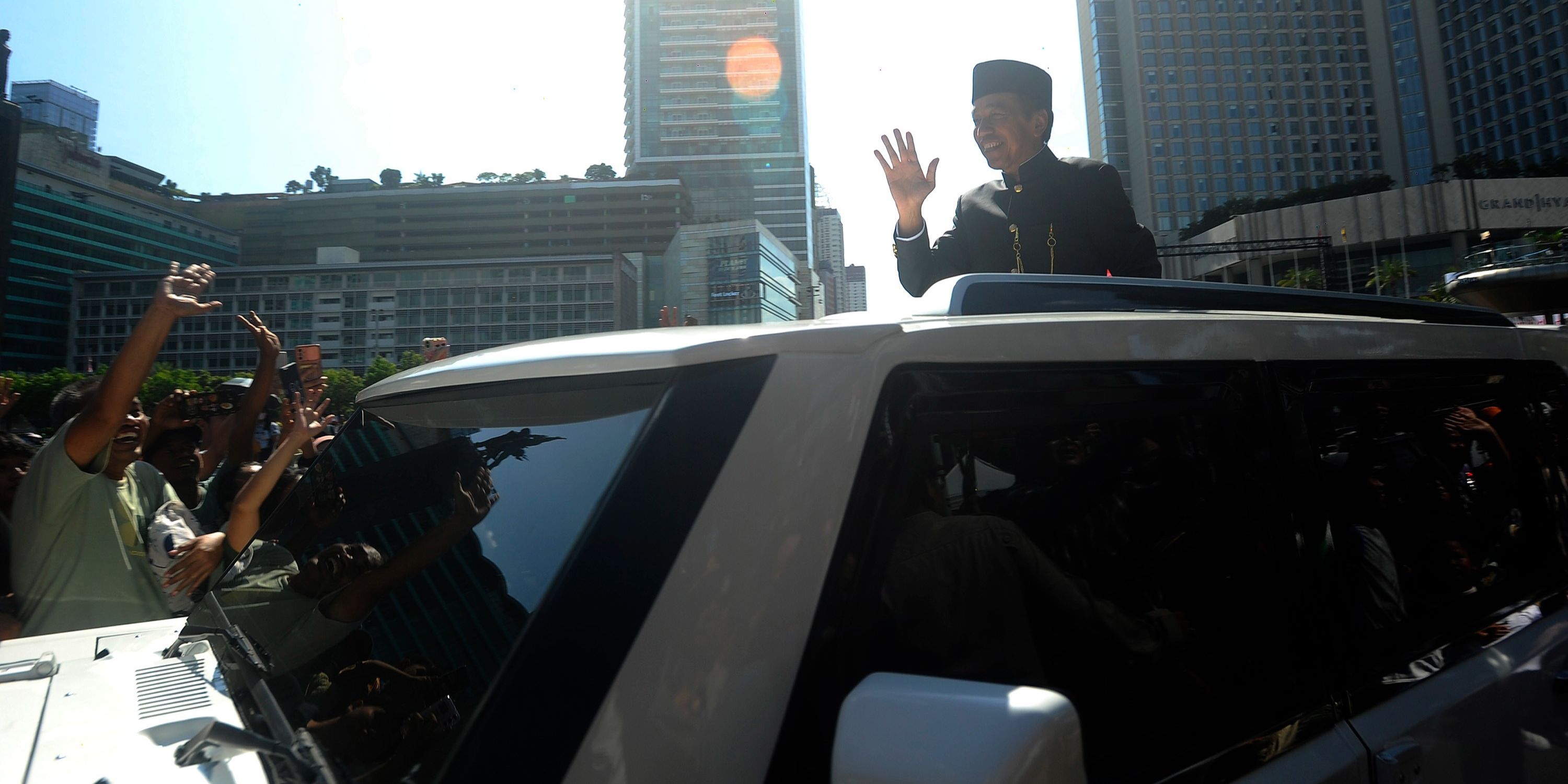 Senyum dan Salam Hormat Terakhir Jokowi