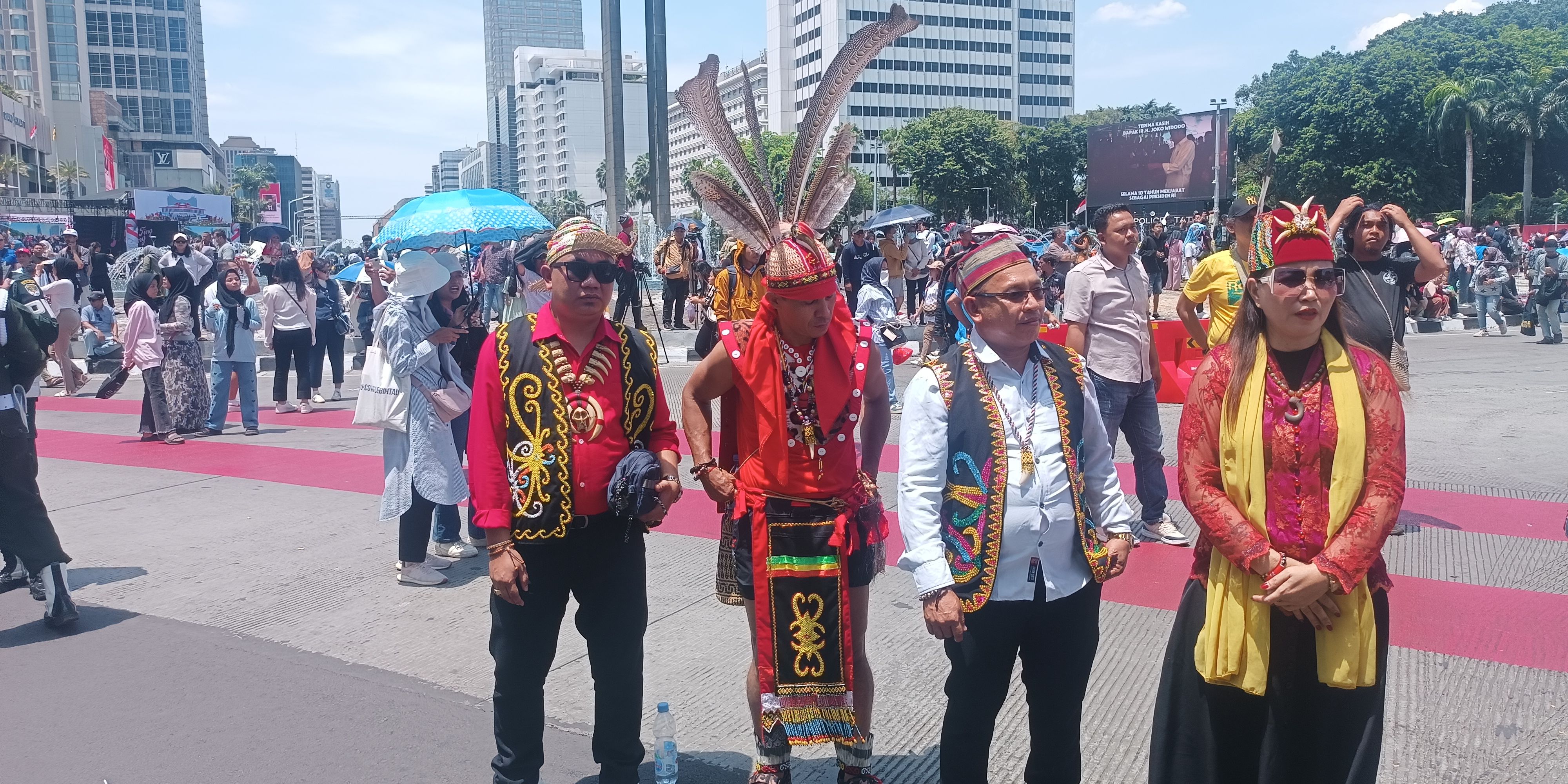 Cerita Warga Suku Dayak Terbang dari Kalimantan ke Jakarta Demi Prabowo-Gibran