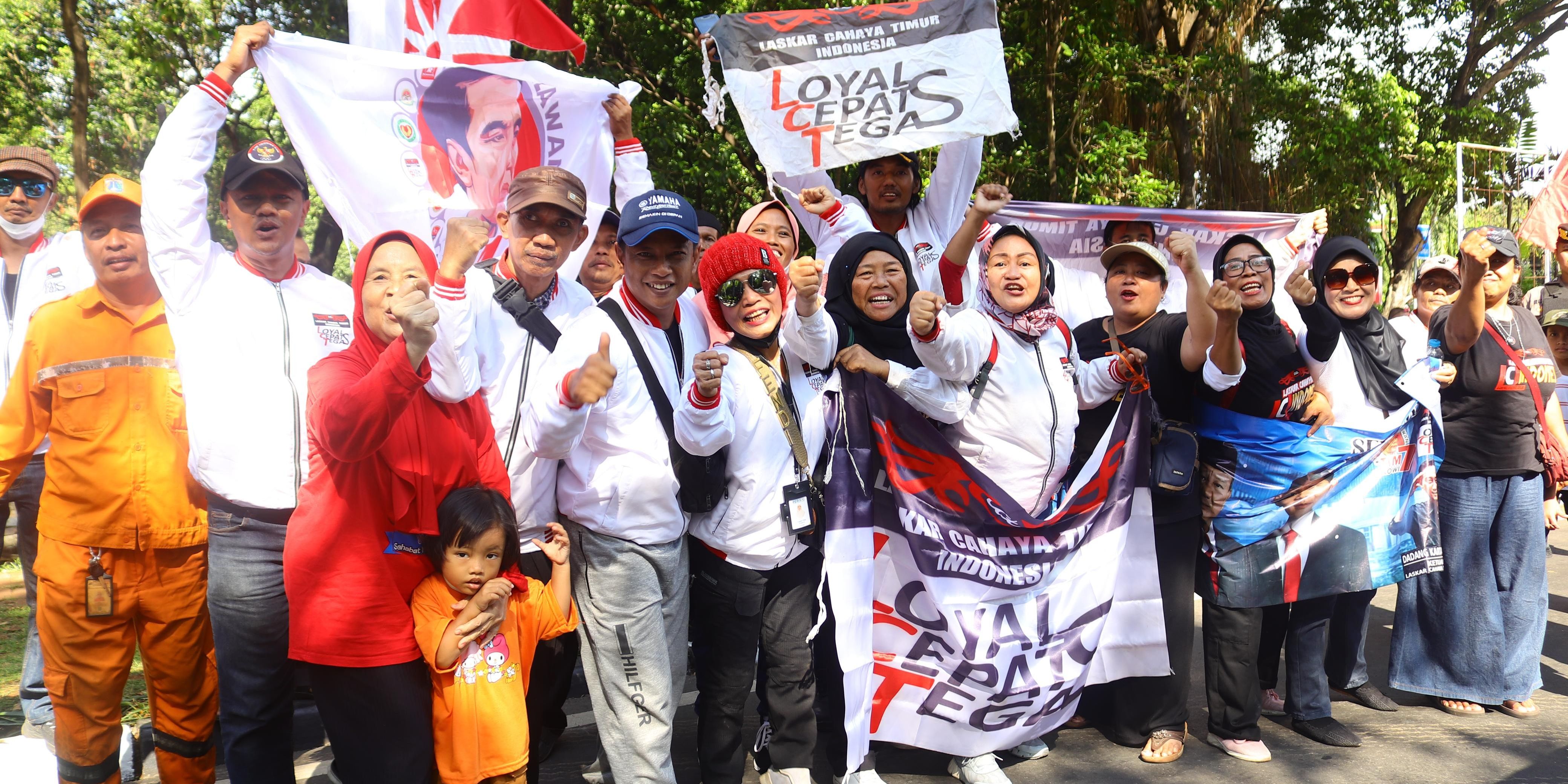 FOTO: Relawan Tumpah Ruah di kawasan Bandara Halim Perdanakusuma Antar Jokowi Pulang ke Solo