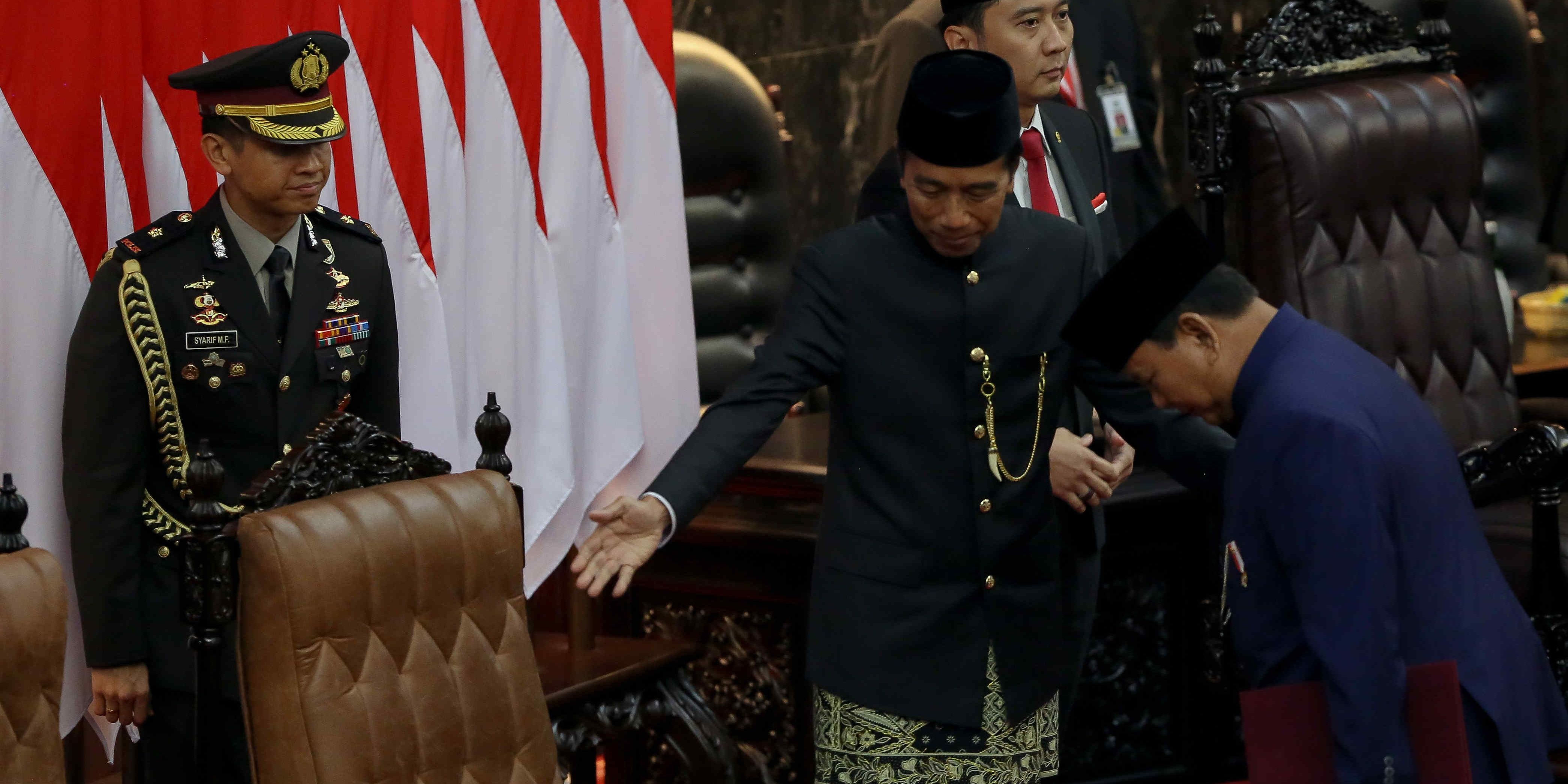 VIDEO: Kode Jokowi Kepalkan Dua Tangan Disambut Prabowo Jelang Pelantikan Presiden di MPR/DPR