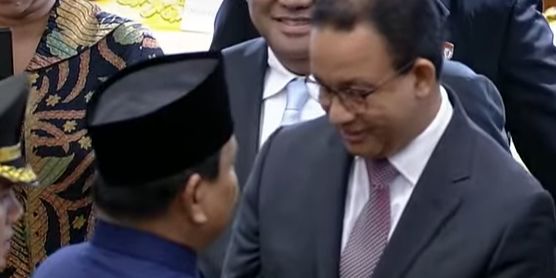 Momen Mesra Usai Pelantikan, Prabowo Rangkul Cipika Cipiki Anies Baswedan dan Foto Selfie dengan Puan Maharani