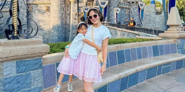 Potret Shandy Aulia & Claire Kompak Pakai T-shirt Putih Dipadu Rok Mini Pink Serba Dior di Disneyland