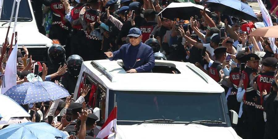 ⁠Ini Sosok yang Berani Panjat Mobil Maung Garuda Prabowo di Tengah Keramaian saat Menuju Istana