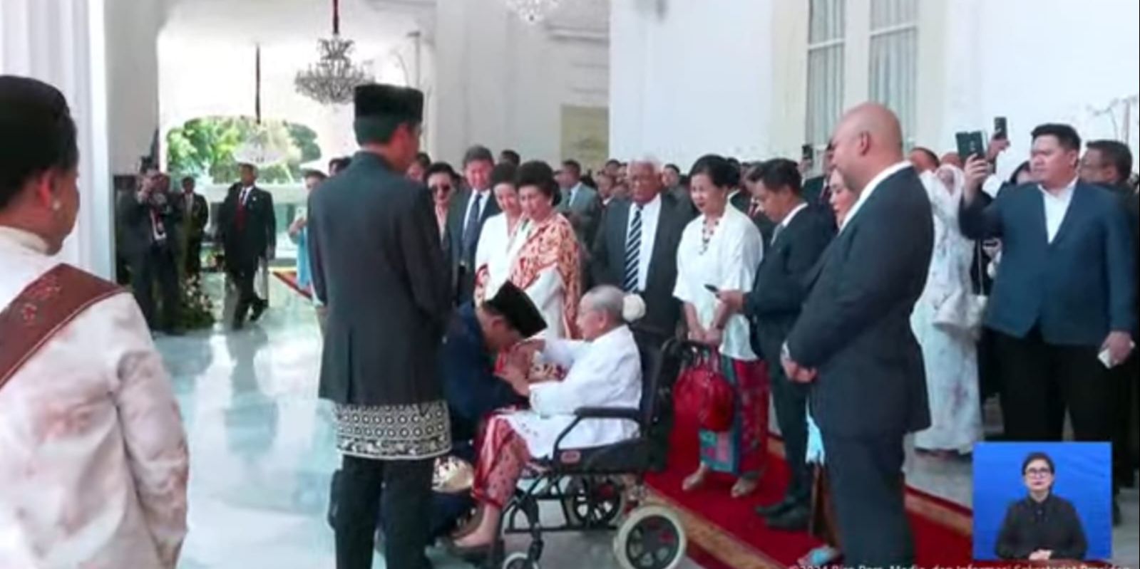 VIDEO: Momen Prabowo Sungkem di Istana, Cium Tangan Wanita Berusia 105 Tahun