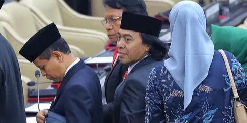 VIDEO: Ekspresi Senator Komeng dan Ahmad Dhani Hadiri Pelantikan Prabowo-Gibran di Gedung DPR/MPR