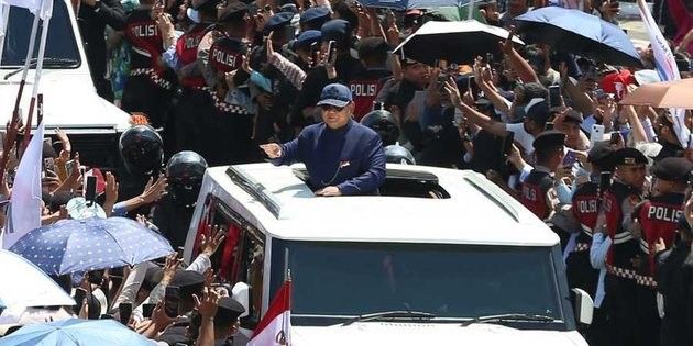 VIDEO: Barisan Gagah Mobil Putih 'Bongsor' Kawal Prabowo Jelang Pelantikan Presiden di MPR