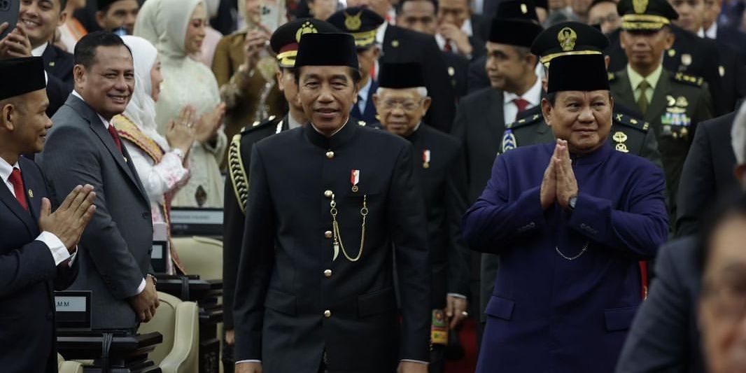 VIDEO: Kode Jokowi Kepalkan Dua Tangan Disambut Prabowo Jelang Pelantikan Presiden di MPR/DPR