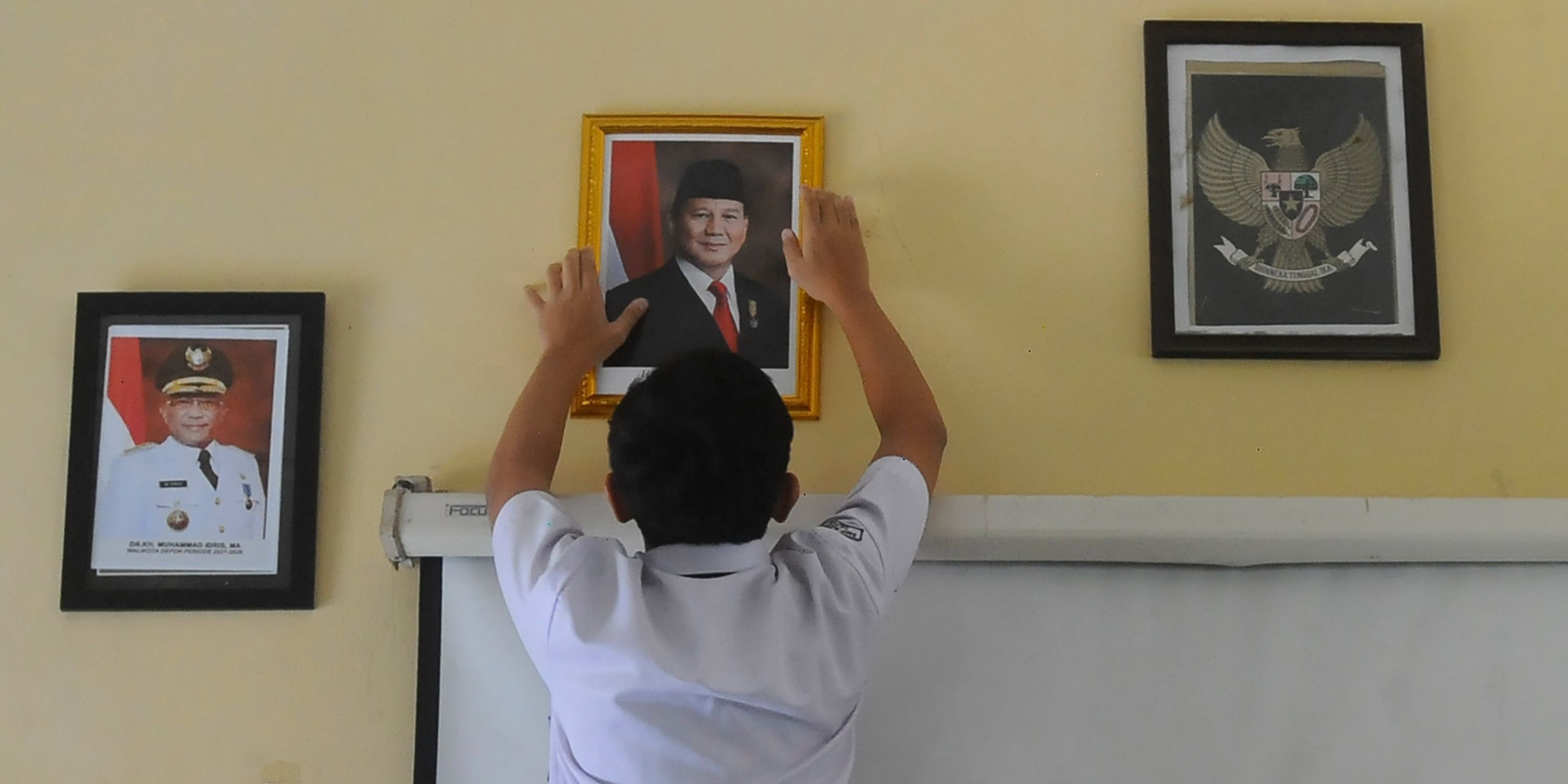 FOTO: Momen Pelajar Mulai Pasang Foto Presiden Prabowo di Ruang Kelas