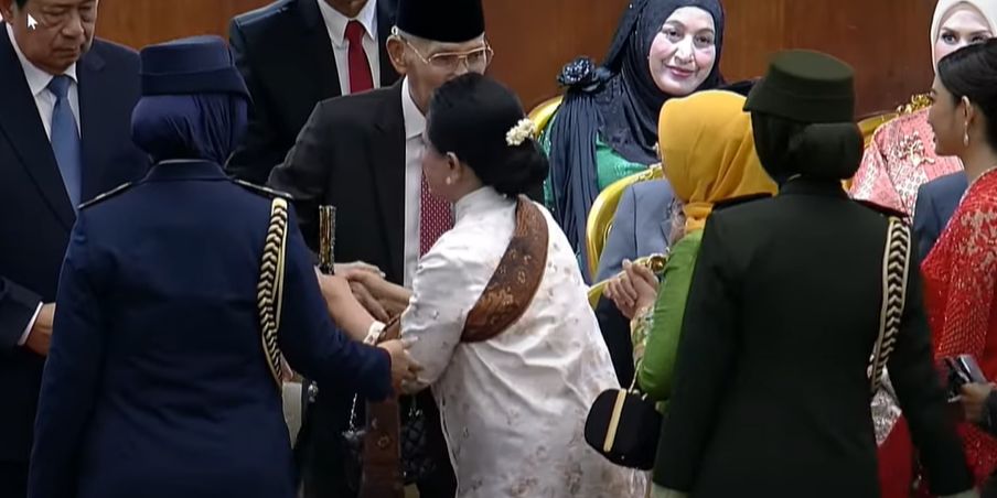 VIDEO: Iriana Jokowi Salami Try Sutrisno, Berbisik Lama Digenggam Erat hingga Cipika-cipiki