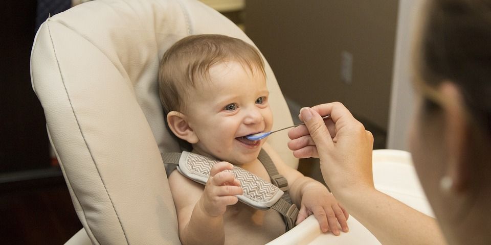 Cara Menghentikan Kebiasaan Anak Mengemut Makanan, Ketahui Penyebabnya