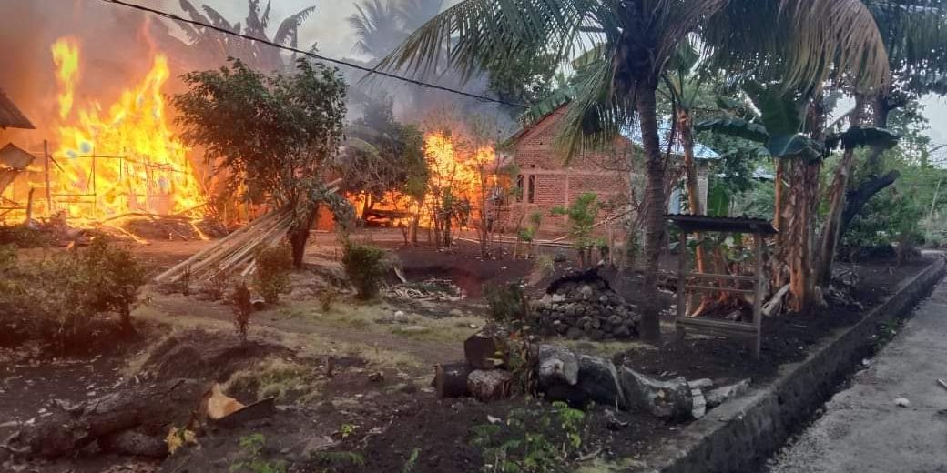 Kronologi Bentrokan Berdarah Dua Desa di Adonara Flores Timur, Puluhan Rumah Terbakar & 1 Tewas