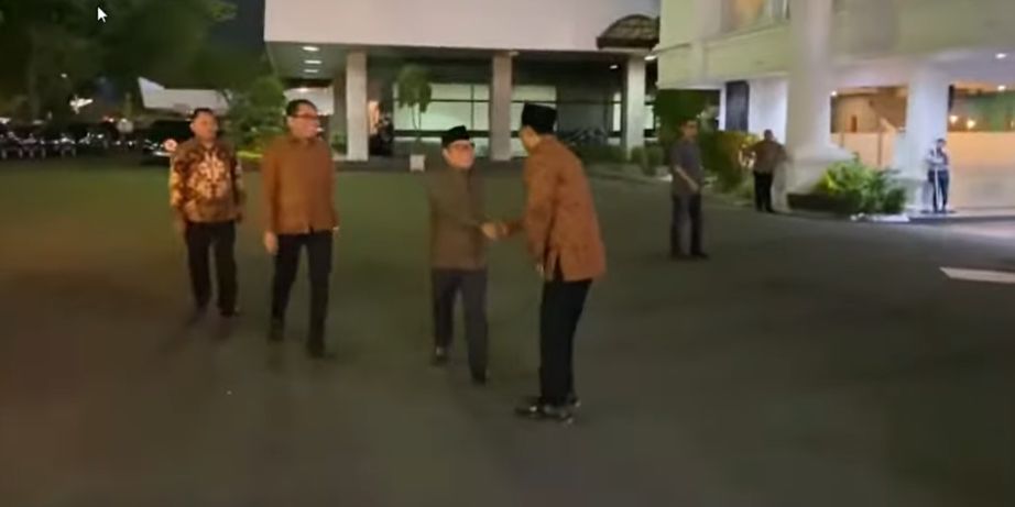 VIDEO: Prabowo Umumkan Menteri, Gus Ipul Hadir Hampiri & Salami Cak Imin di Istana