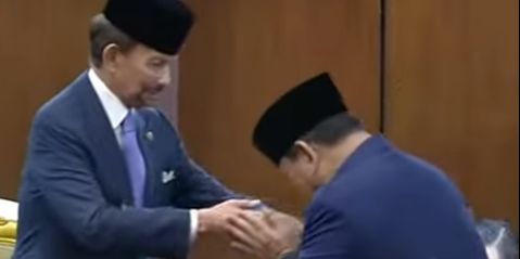 VIDEO: Presiden Prabowo Cium Tangan Sultan Terkaya di Asia Tenggara, Gibran Ditepuk-tepuk Xanana