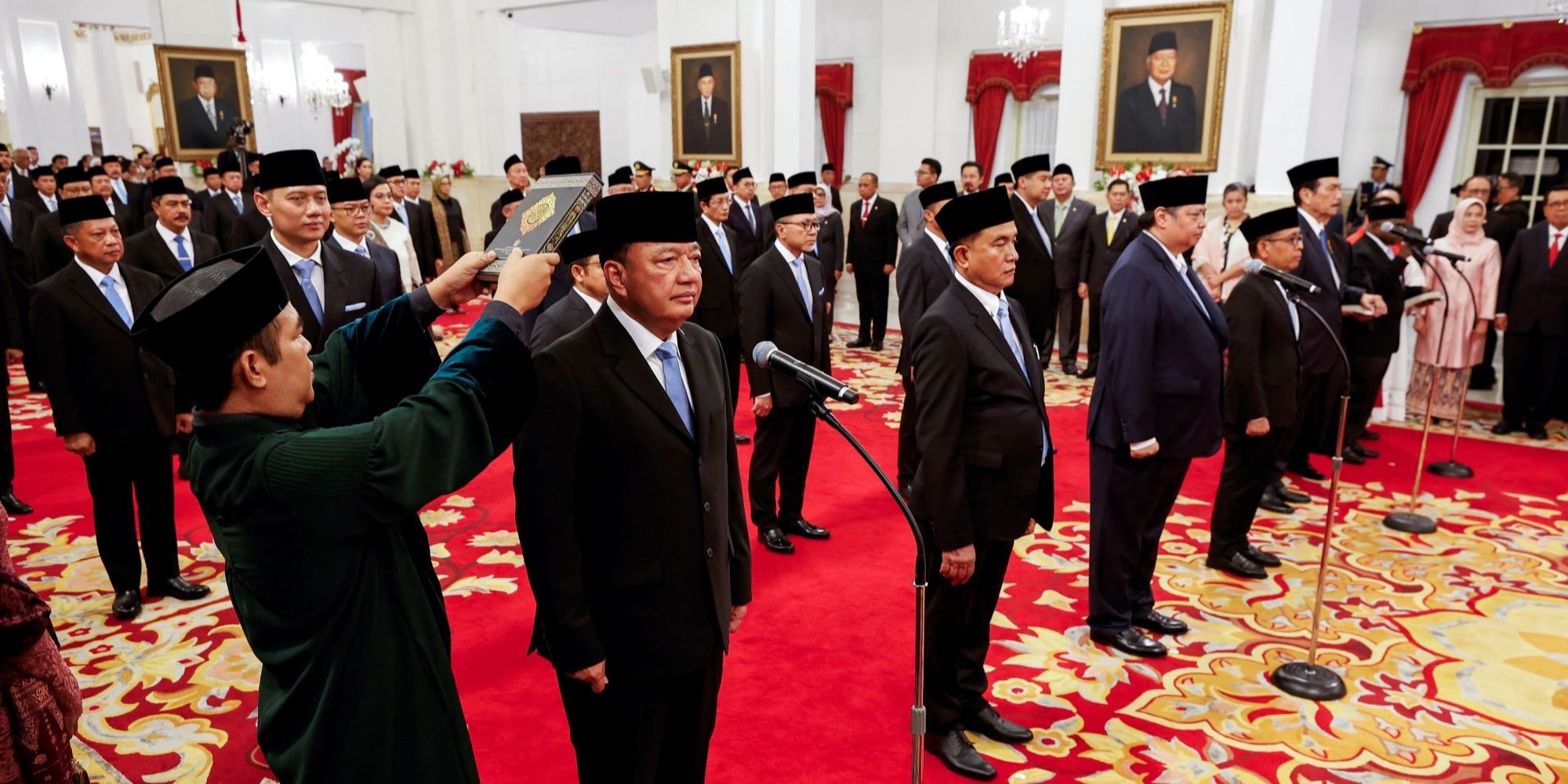 FOTO: Masih Ada Jokowi di Istana, Tersenyum di Pelantikan Menteri Kabinet Prabowo-Gibran