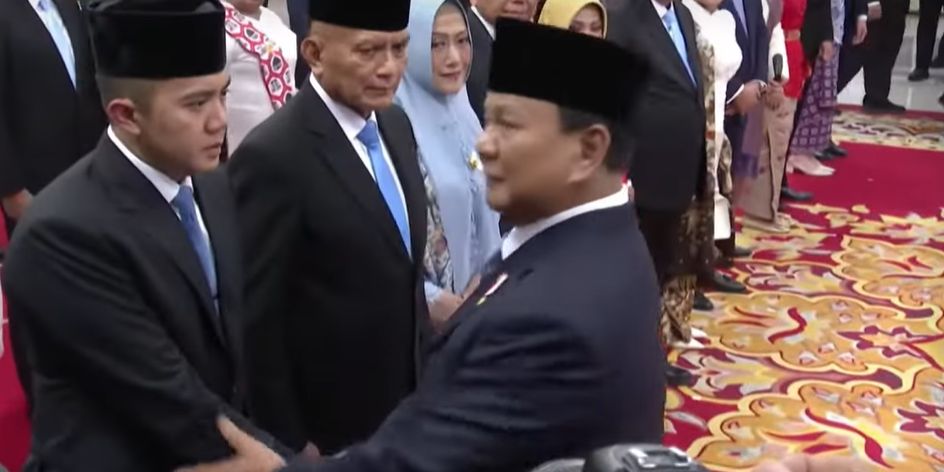 VIDEO: Kode Prabowo Tepuk Lengan Seskab Teddy Berkali-kali Usai Pelantikan di Istana