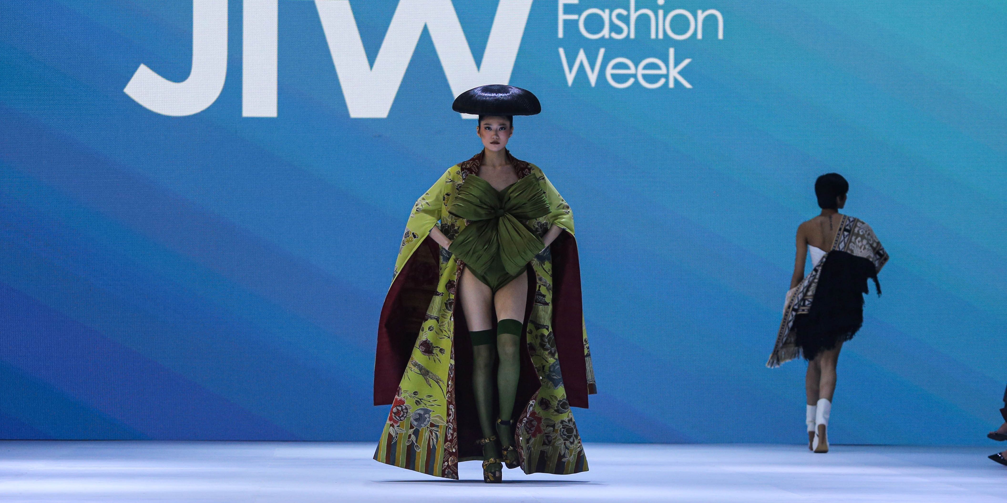 FOTO: Pesona Model Cantik Dalam Balutan Busana Karya Desainer Tanah Air di Jakarta Fashion Week 2025