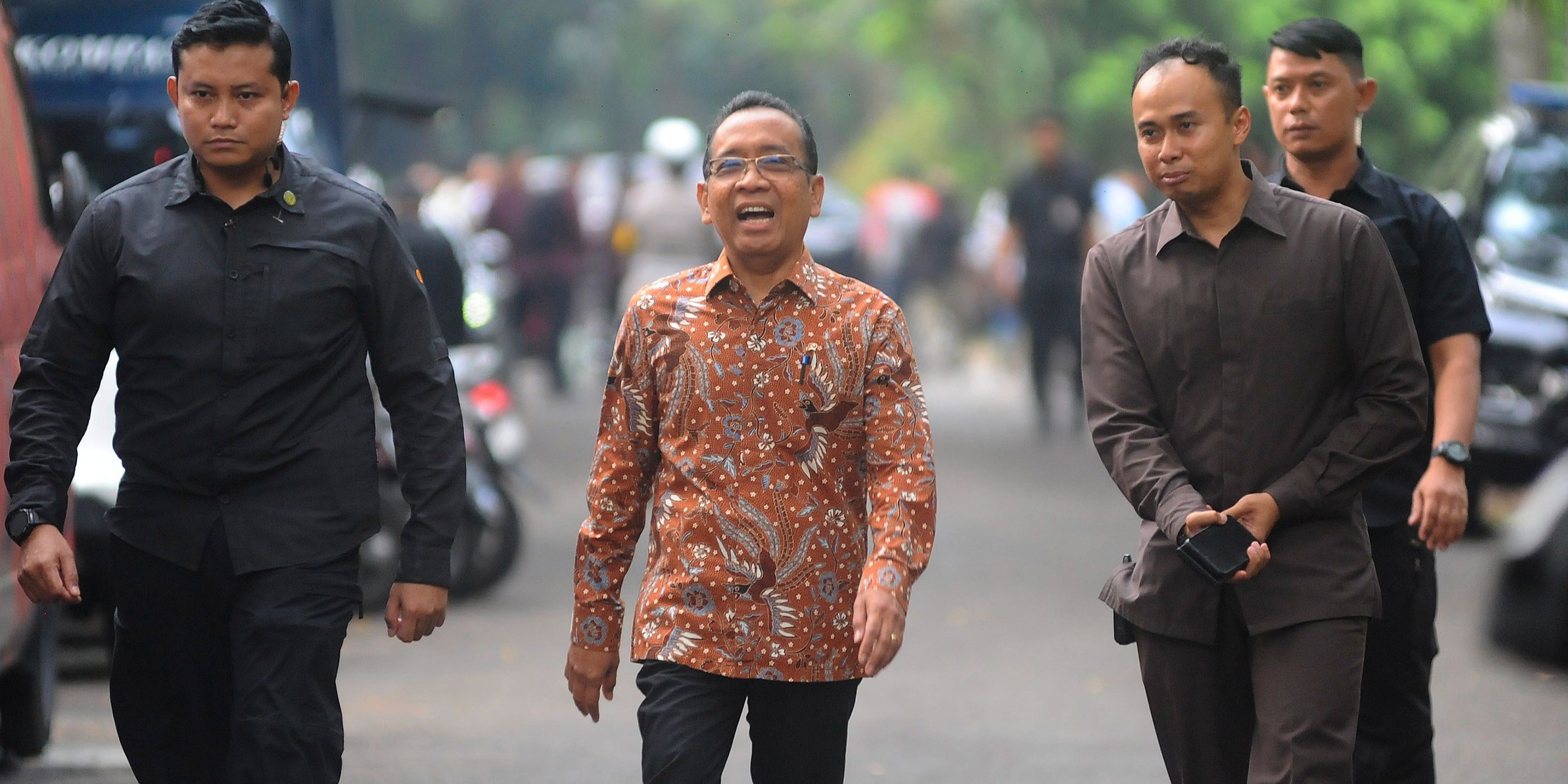 Pratikno dan Jokowi Satu Grup WA Alumni KIM