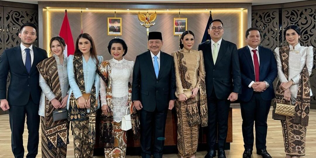 Deretan Wanita Cantik Pendamping Otto Hasibuan saat Pelantikan Menteri Kabinet Prabowo, dari istri, Anak hingga Jessica Mila