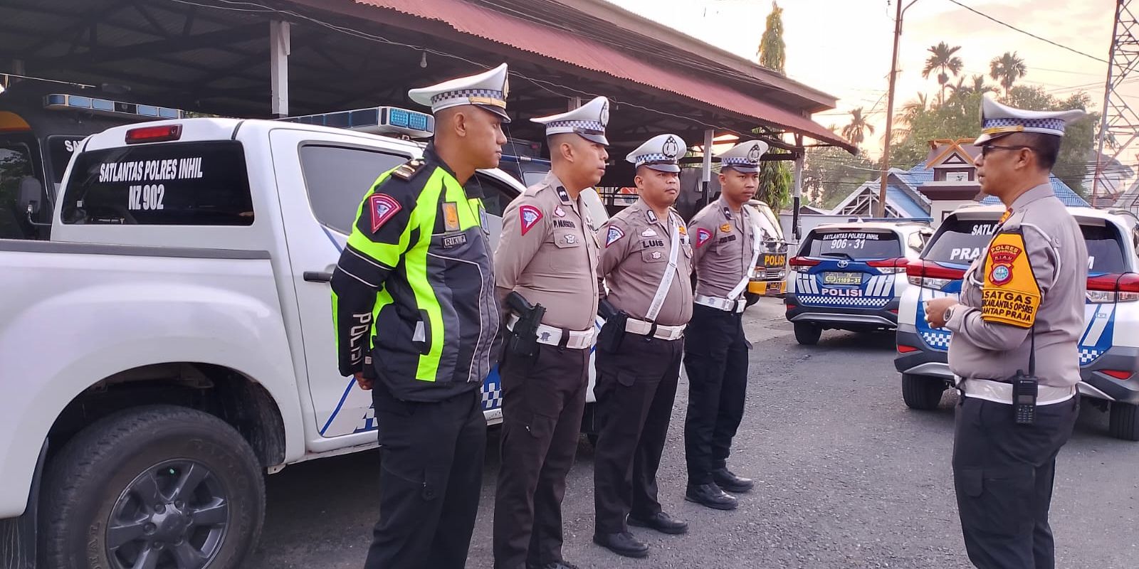 Personel Polres Inhil Bersenjata Api Kawal Pengiriman Logistik Pilkada ke Gudang KPUD