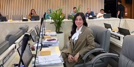 Jadi Anggota DPRD Jabar, 7 Potret OOTD Nisya Ahmad yang Kini Hobi Pakai Baju Formal