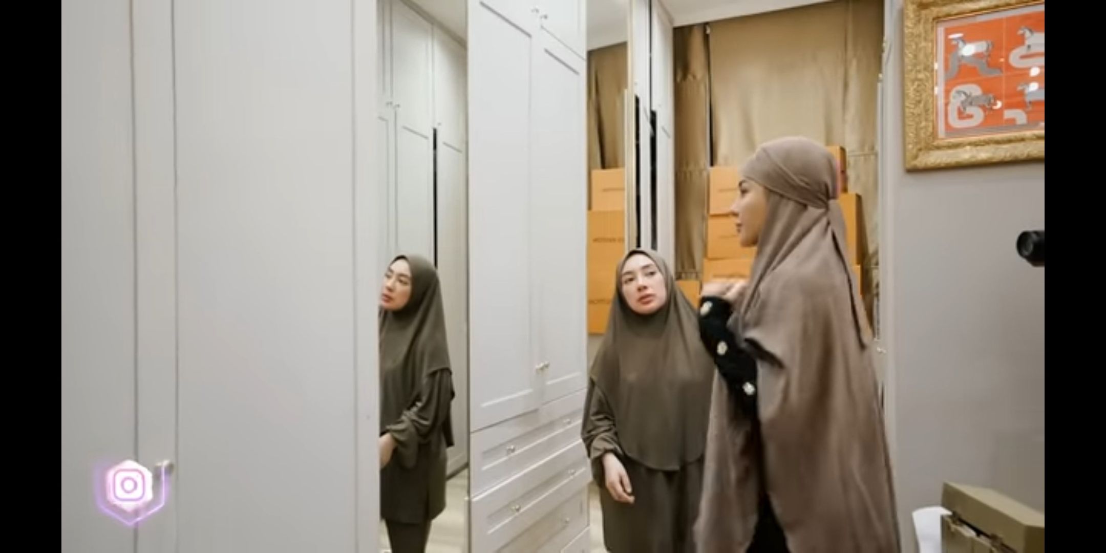 Nikita Mirzani Jajal Pakai Hijab di Rumah Shella 'Ih Manis Sekali'