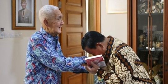 Prabowo Konsisten Cium Tangan Jenderal TNI ini dari Dulu Hingga Kini Jadi Presiden, Sosoknya Bukan Orang Sembarangan