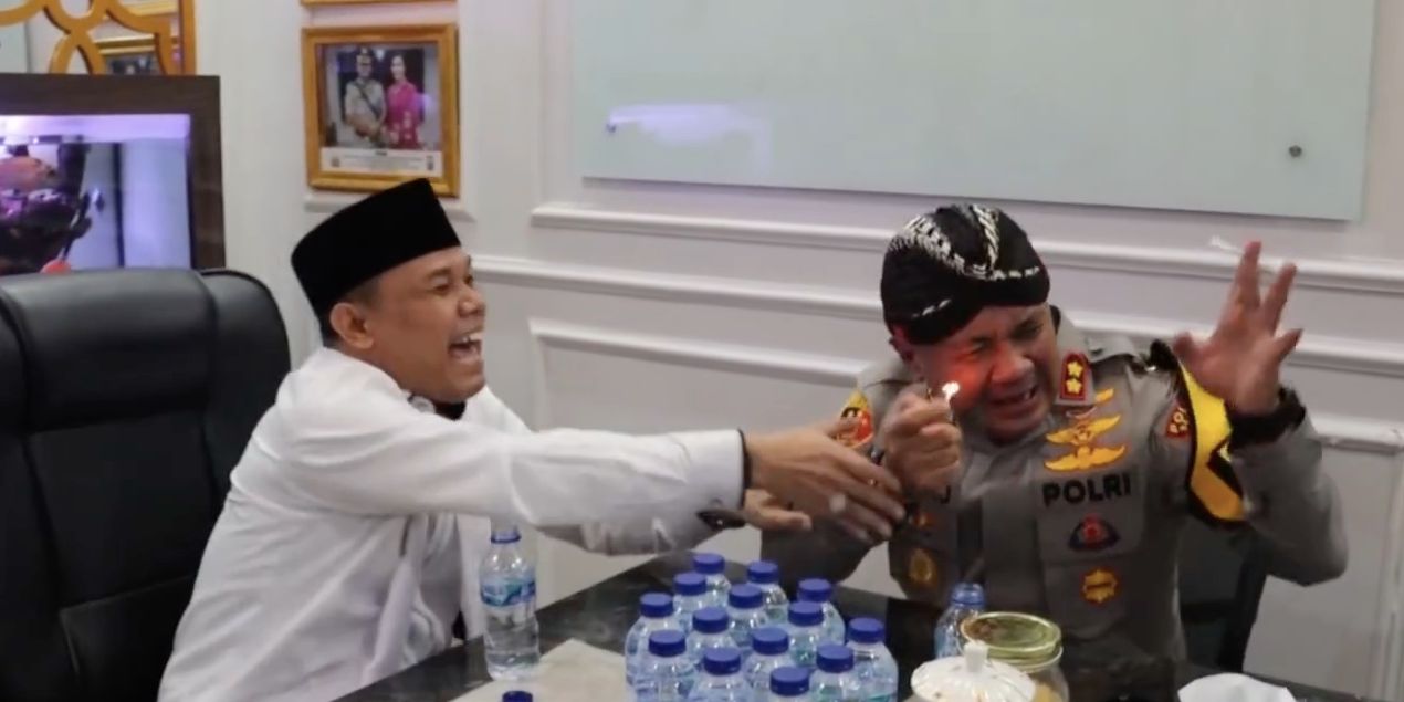 Sama-sama Kocak, Momen Salaman Kapolres Serang dengan Komedian Akri Patrio Bikin Ngakak