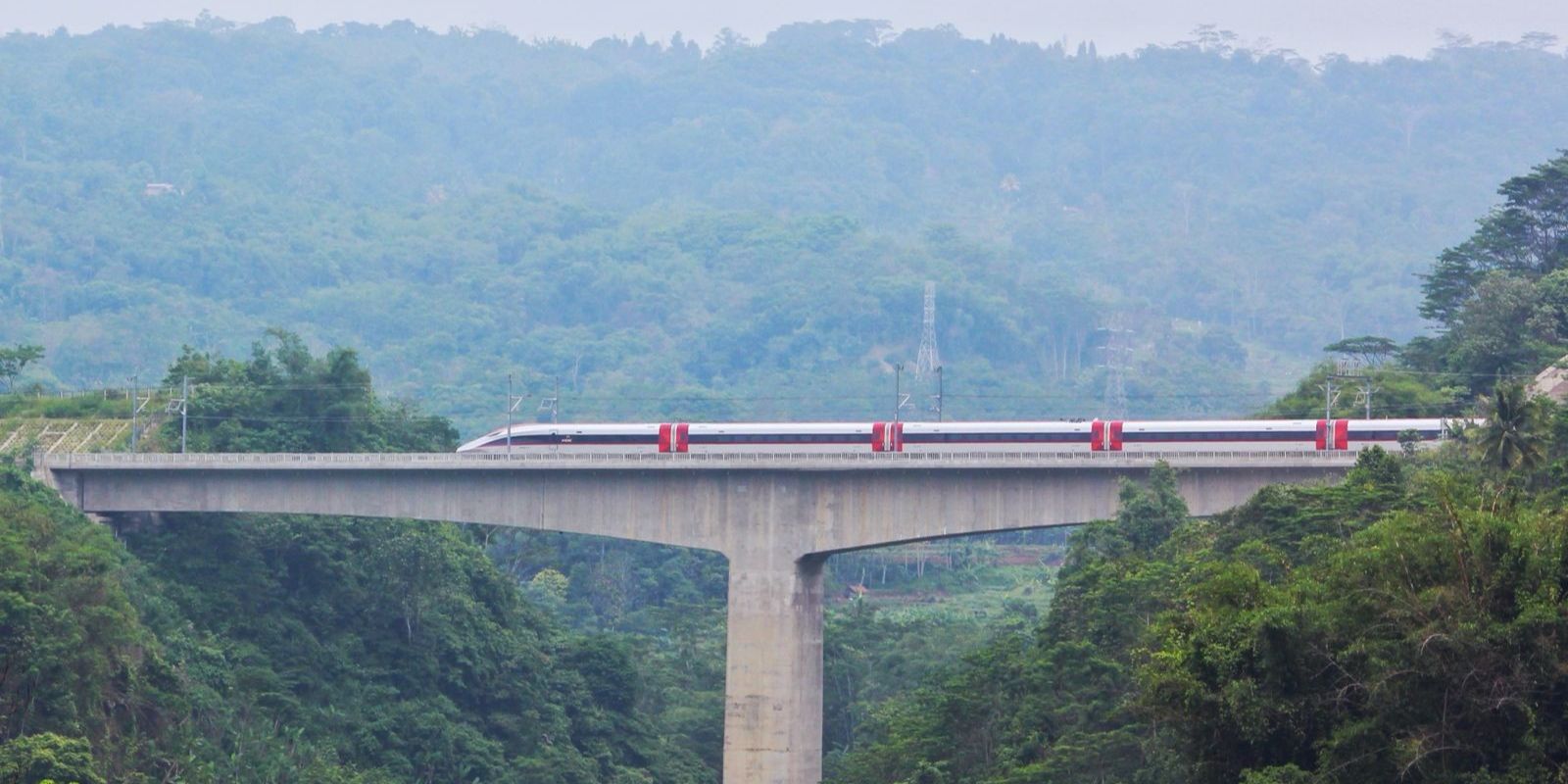 Setahun Beroperasi, Kereta Cepat Whoosh Sudah Layani 6 Juta Penumpang