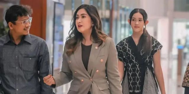 Potret Nafa Urbach Ngantor di DPR Selalu Stunning dengan Beskap Hingga Blazer, 'Bodyguard' Cantiknya Jadi Perbincangan