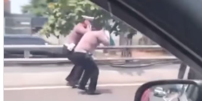 Terungkap Penyebab Dua Polisi Dihukum Squat Jump di Jalan Tol